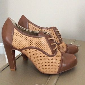 Audrey Brooke Oxford Heels - Size 10